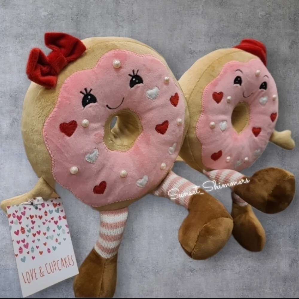 Valentines Day Couple Pink Donut Pair w/ Hearts & Pearls Shelf Sitter Decor NEW